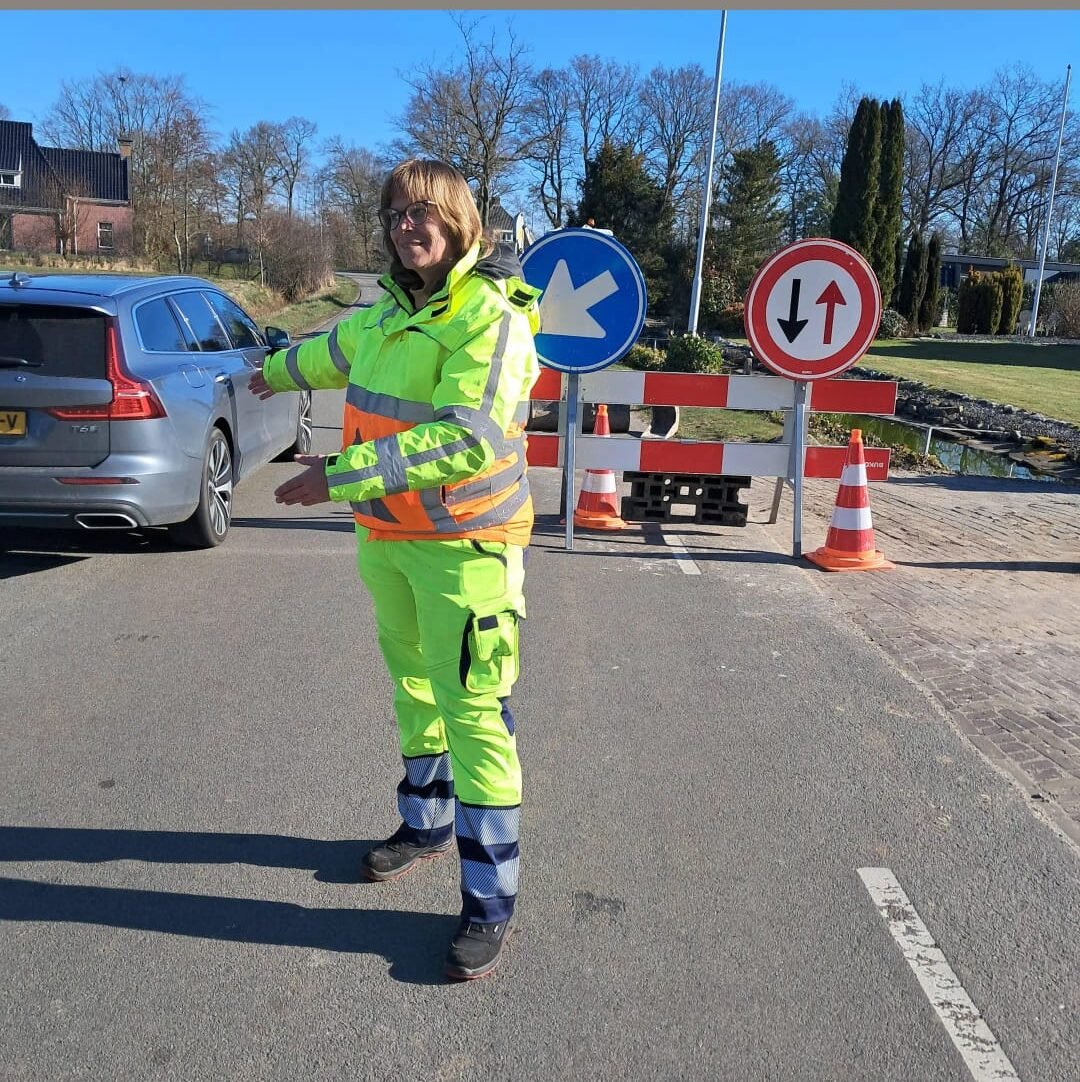 Nathalie regelt het verkeer tijdens werkzaamheden in Noord-Nederland voor Yellow on the Road